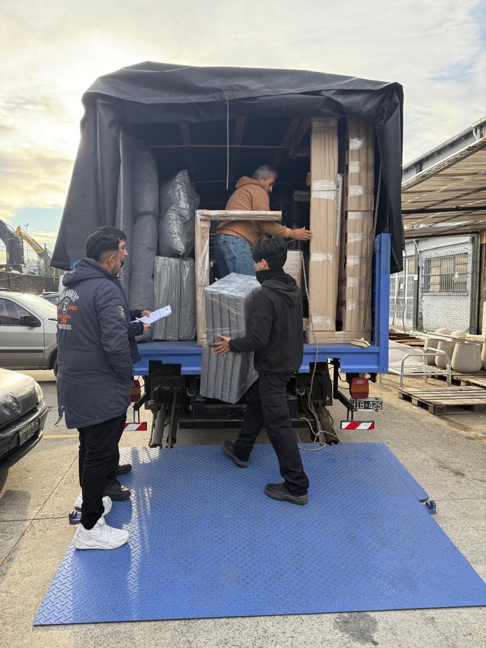Equipo propio de Estela Logística & Mudanzas en operativo de carga
